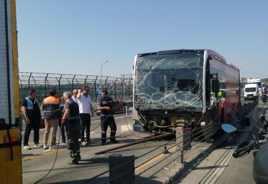 Haliçte metrobüs kazası: Çok sayıda ekip bölgeye sevk edildi