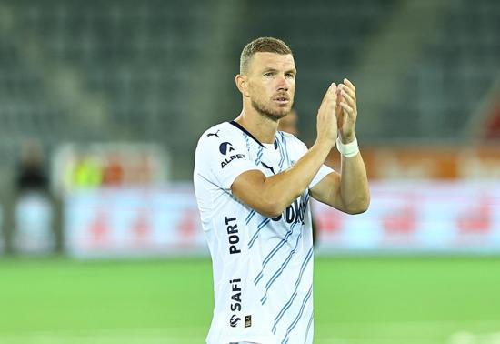 Edin Dzeko, imzayı atıyor
