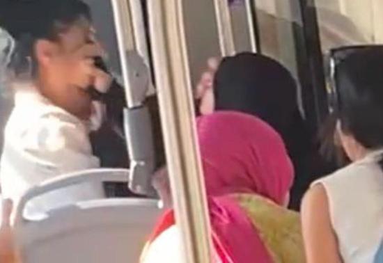 Denizlide tesettürlü kadına saldırı O anlar kameraya yansıdı