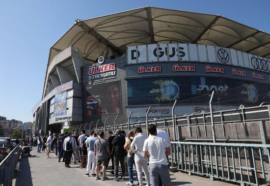 Fenerbahçe taraftarları, Ülker Stadyumu önünde uzun kuyruklar oluşturdu