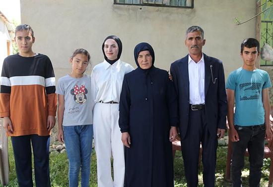 YKSye giren kızını çıkışta çiçekle karşılamıştı Mehmet Emin Gülen yılın babası ilan edildi