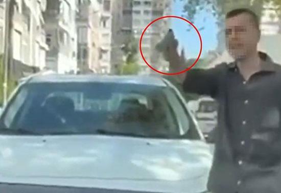Antalyada trafikte kadınlara tabanca doğrultan sürücü tutuklandı