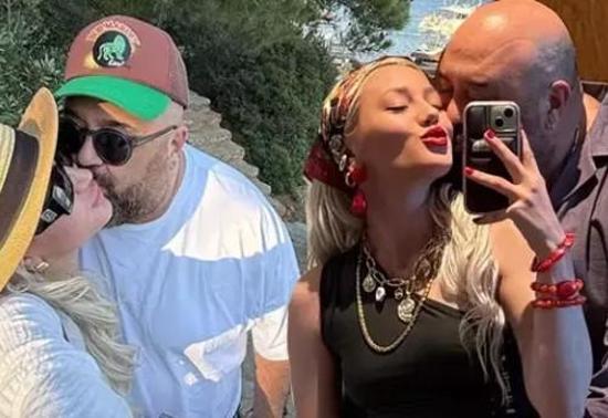 Somer Sivrioğlu ve Genç Aşkı Tilbe Usludan Romantik Karpuzlu Poz