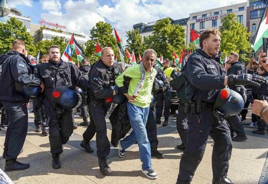 Almanyada polisten Filistine destek eylemine sert müdahale