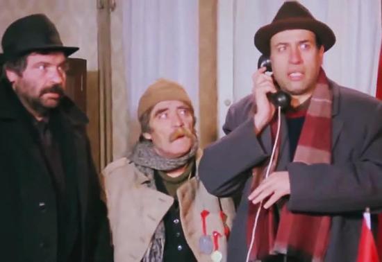 Deli Deli Küpeli filmi oyuncuları kimler Deli Deli Küpeli konusu nedir, ne zaman çekildi