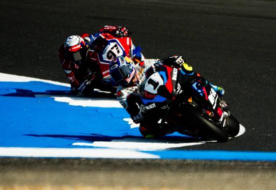 Toprak Razgatlıoğlu, şampiyon olacağı yarışı Buleganın çarpması sonucu tamamlayamadı