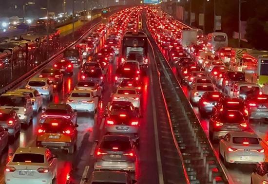 İstanbulda trafik yoğunluğu yüzde 85e çıktı