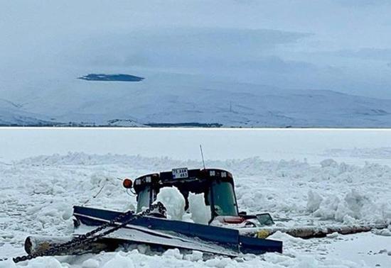 Yüzeyi tamamen buzlarla kaplanmıştı: Çıldırın altından traktör çıktı