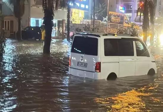 SON DAKİKA | Kuvvetli sağanak, yolları göle çevirdi Bodrum ve Milasta okullar tatil etti