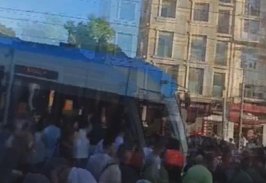 Raylara düşüp tramvayın altında kalan çocuk öldü