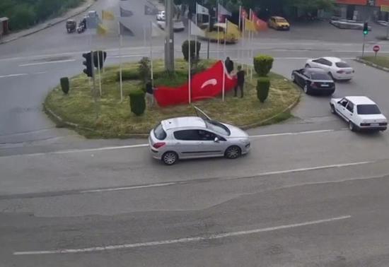 Hataylı vatandaşlardan örnek davranış! Araçlarını durdurup koştular
