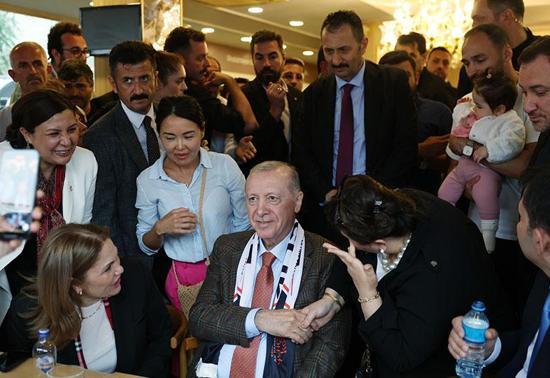 Cumhurbaşkanı Erdoğan Edirne'de vatandaşların taleplerini dinledi, sohbet etti
