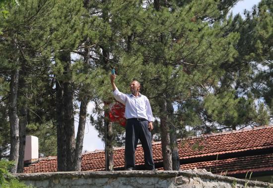 Bu mahallede telefon çekmiyor! 112'yi aramak için başka köye gidiyorlar
