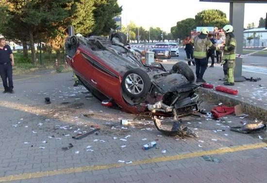Taklalar atan otomobil yol kenarındaki otoparka uçtu