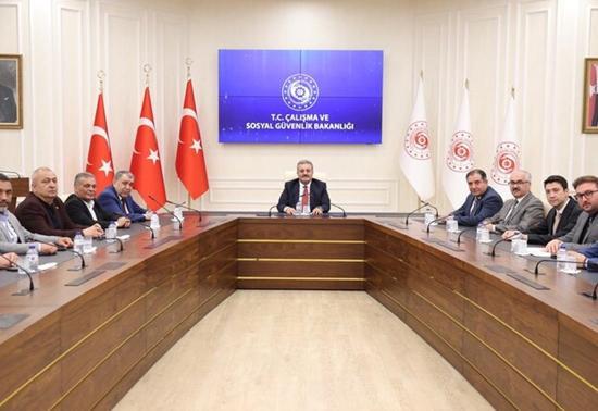 Eylem yapan Doruk Madencilik işçileri işverenle uzlaştı