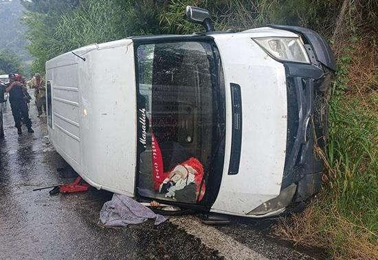 İzmir'de işçi servisi devrildi; 1 ölü 10 yaralı