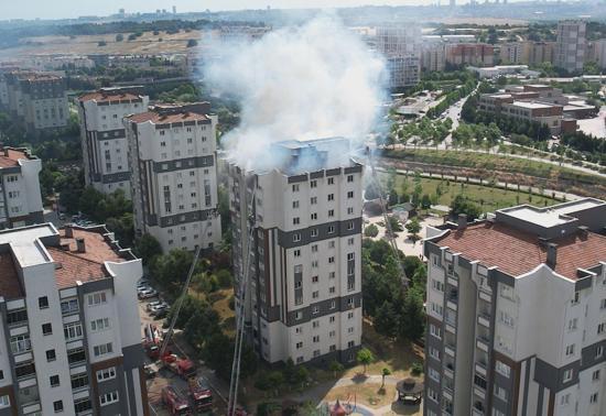 İstanbul Küçükçekmece'de bina çatısında yangın