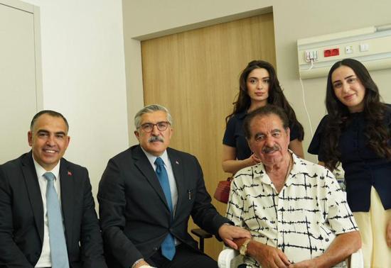 AK Parti'li Yayman, hastanede tedavi gören Tatlıses’i ziyaret etti