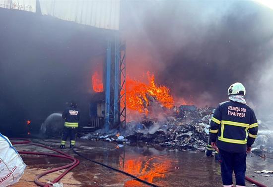 Tekirdağ'da geri dönüşüm tesisinde yangın