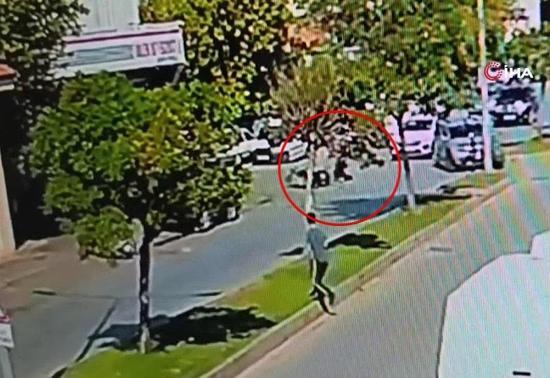 Motosiklet otomobille böyle çarpıştı