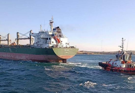 Çanakkale Boğazı'nda yük gemisi karaya oturdu! Gemi trafiği çift yönlü durduruldu