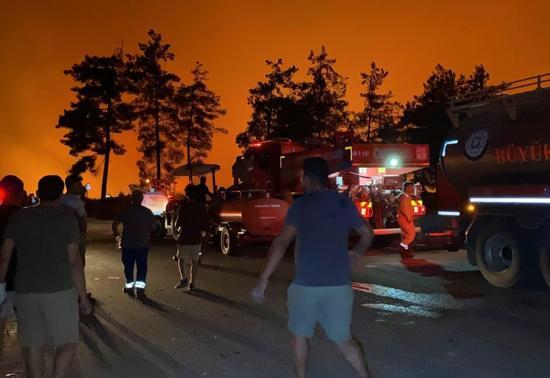 Kabus! Dört bir yanda alevlerle mücadele! Yollar kapandı evler tahliye edildi