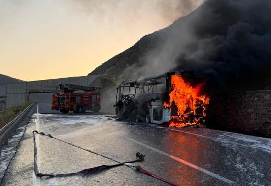 Erzincan’da yolcu otobüsü yandı