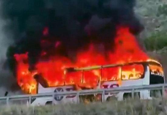 Erzincan’da yolcu otobüsü alev alev yandı