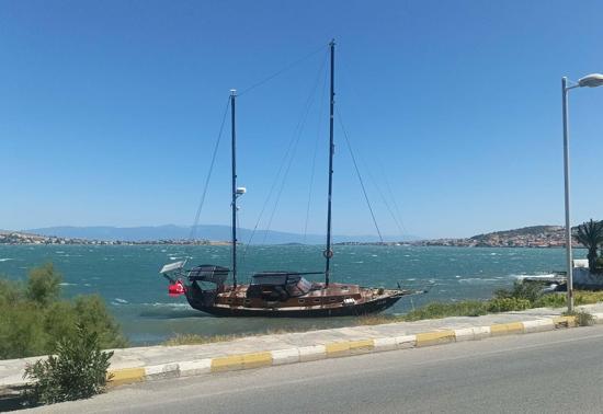 Ayvalık'ta kuvvetli rüzgar; yelkenli tekne kıyıya vurdu