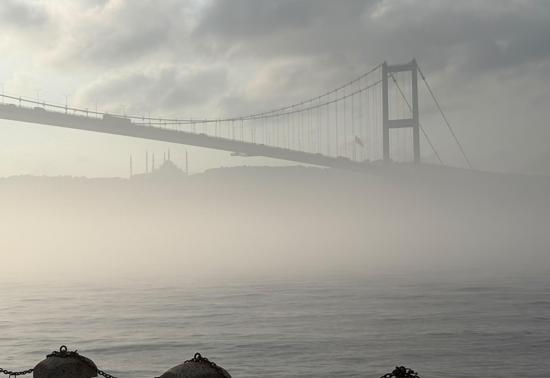 İstanbul'da Boğaz trafiğine sis engeli