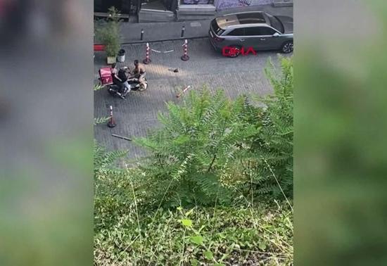 'Yarı çıplak' olaya 'tam dayak' müdahale! Beyoğlu'nda film gibi olay