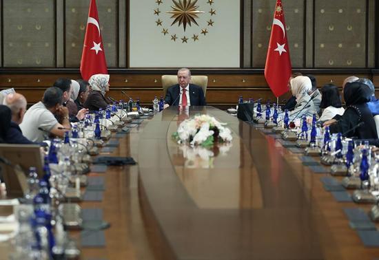 Cumhurbaşkanı Erdoğan, okul saldırısında hayatını kaybeden öğrencilerin aileleriyle görüştü