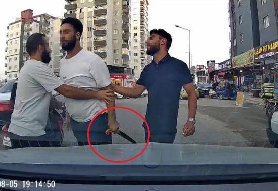 Trafikte testereyle saldırı! Şoke eden anlar kamerada