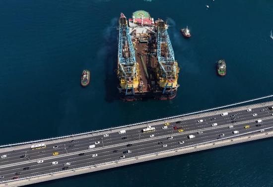 Dev vinç gemisi İstanbul Boğazı'ndan geçti