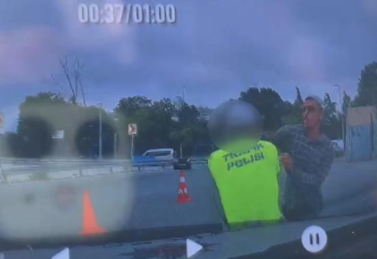Polise bıçaklı saldırı! Ayağından vurulup etkisiz hale getirildi