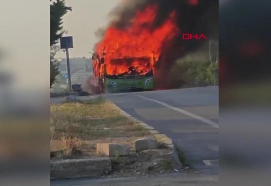 FACİANIN EŞİĞİNDEN DÖNÜLDÜ! Halk otobüsü alev alev yandı
