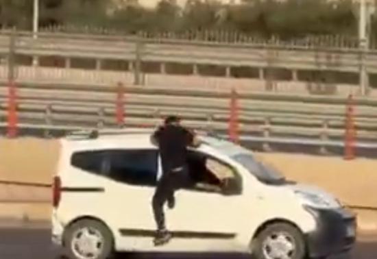 Kavga ettiği kardeşinin aracına tutunup, camdan girmeye çalıştı