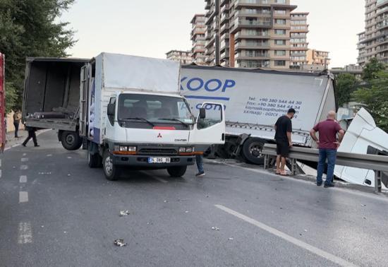 Esenler’de kumaş yüklü TIR, dere yatağına düştü