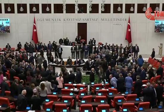 Yeni Parti'de oylama çatlağı