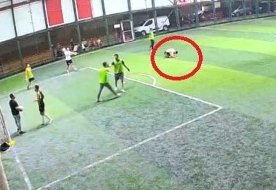 Halı saha maçında fenalaşan 20 yaşındaki genç, hastanede hayatını kaybetti