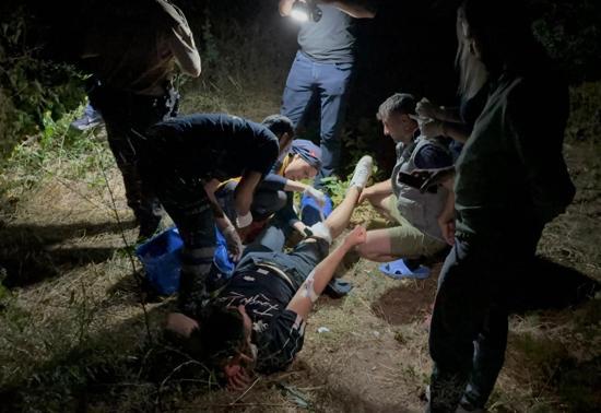 Ormana götürdükleri genci, silahla bacağından yaralayıp kaçtılar