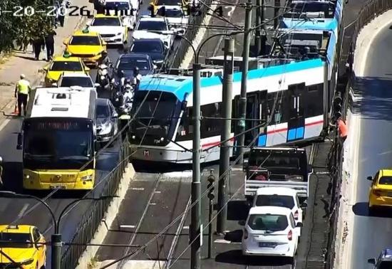 Beyoğlu’nda tramvay raydan çıktı; yolcular tahliye edildi