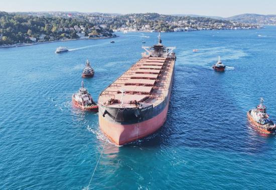 Rusya'da saldırıya uğrayan gemi İstanbul Boğazı'ndan geçti