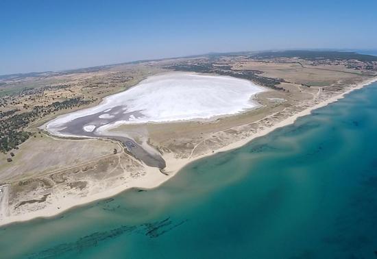 Edirne’de göl kurudu, tuz tabakası ortaya çıktı! Beyaz görüntüsüyle dikkat çekti