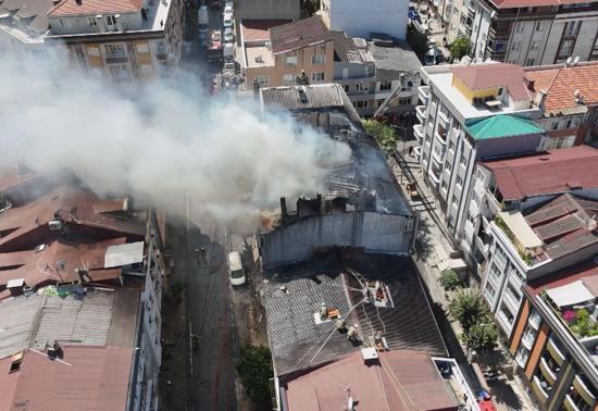 Gaziosmanpaşa'da 4 katlı binada korkutan yangın