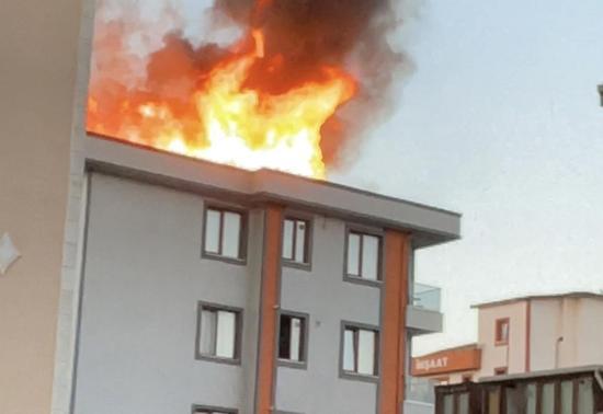 Ümraniye'de 5 katlı binada korkutan yangın