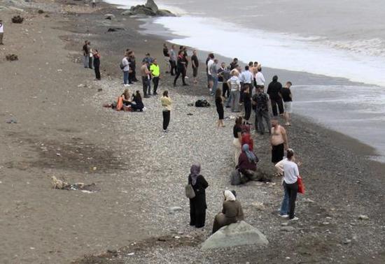 Rize'de denize giren 2 kardeşten 1'i öldü, diğeri kayıp