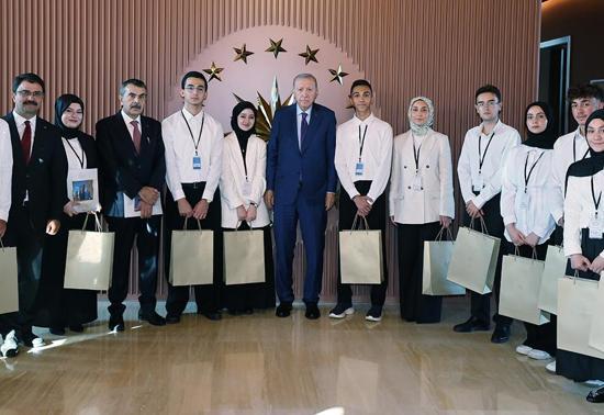Cumhurbaşkanı Erdoğan, “Maziden Atiye” öğrencileriyle Ahlat'ta bir araya geldi