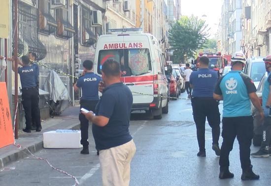 Fatih'te yıkımı yapılan bina çöktü; 2 işçi yaralandı