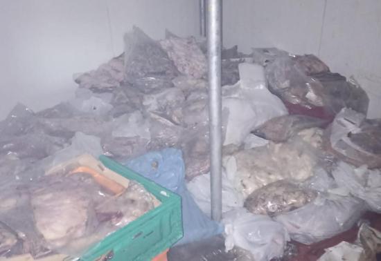 Kötü koku ekipleri harekete geçirdi! 400 kilo bozuk ete el konuldu